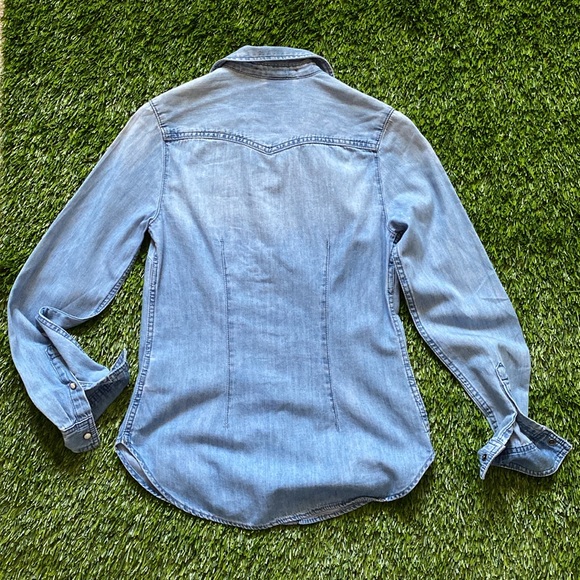 & Denim. Light Denim shirt with cute buttons. Super soft fabric. Fitted. - Picture 2 of 5